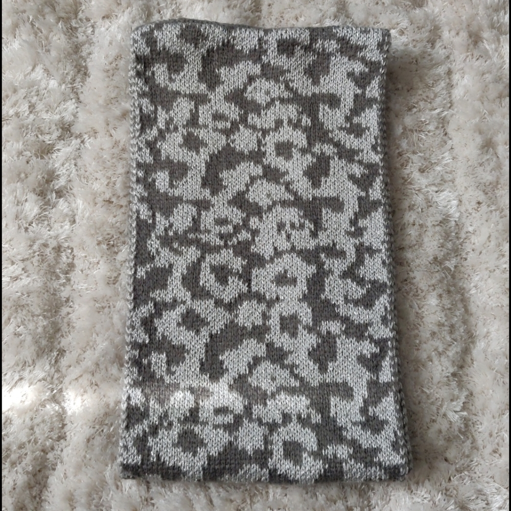 EUC Knit metallic leopard print infinity scarf